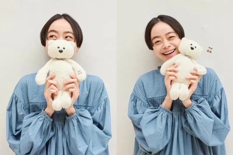 日本母嬰品牌10mois迎來30週年,與時尚模特兒Kanoco合作推出限量「北極熊櫻桃嘟嘟玩偶」,特色是內含山形縣天然櫻桃籽袋,可加熱保溫或冷藏舒緩,適合嬰幼兒安撫與成人保暖。每隻均由日本工匠手工縫製,融合法式溫柔與復古可愛設計,兼具收藏價值與實用性。
