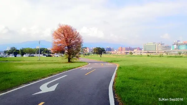 秋高氣爽單車小旅行 --- 秋意、綠水、紅花、夕陽、奇趣白雲、河畔龍船。