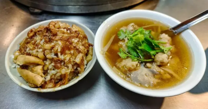 基隆廟口隱藏版魯肉飯！25元魯肉飯專家，在地老饕必吃美食。