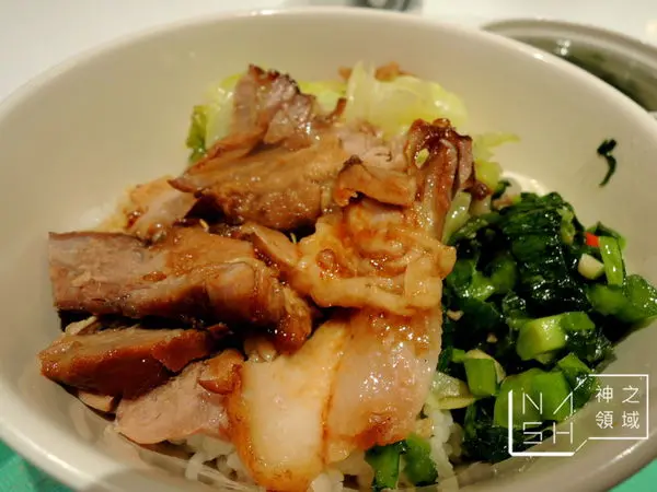 [高雄食記] Nash 吃  豬蹄膀超香超好吃的 鄧師傅
