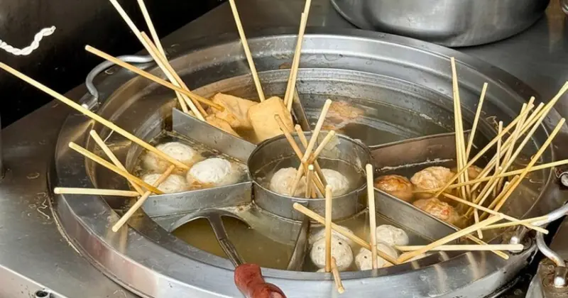 高雄駁二美食！駁二阿婆黑輪大腸包小腸，古早味烤黑輪關東煮超人氣。