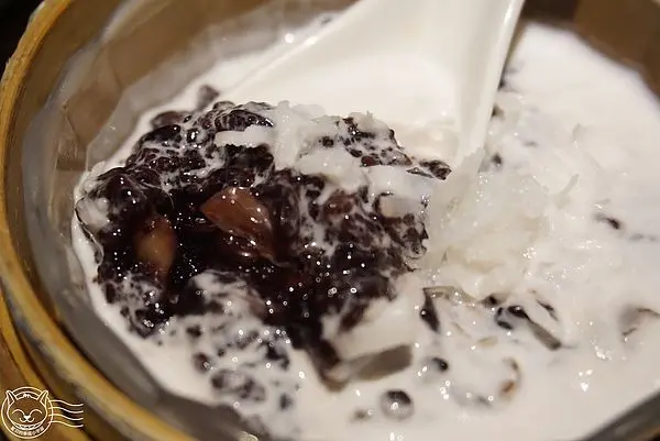 【星羽愛美食-台中】平價美味排隊港式料理，起司海皇塔好吃到星羽好想再來一份~哄供茶餐廳。