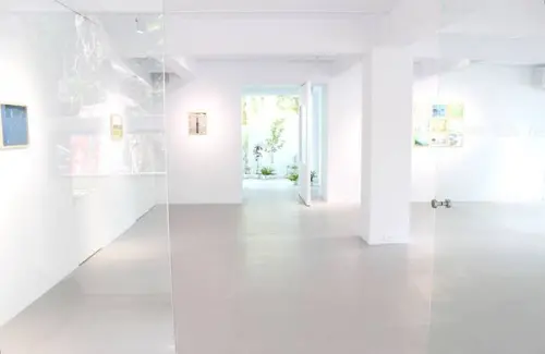 【男子玩吧】透明公園 Transpark X 濱田英明寫真展，城內實驗性白色系展演空間。台北民生東路上一角的全面白與生命綠。