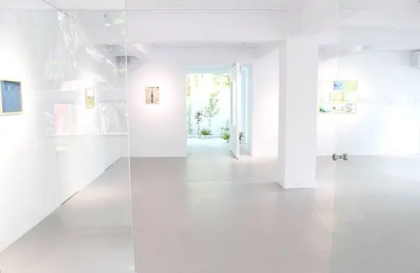 【男子玩吧】透明公園 Transpark X 濱田英明寫真展，城內實驗性白色系展演空間。台北民生東路上一角的全面白與生命綠。