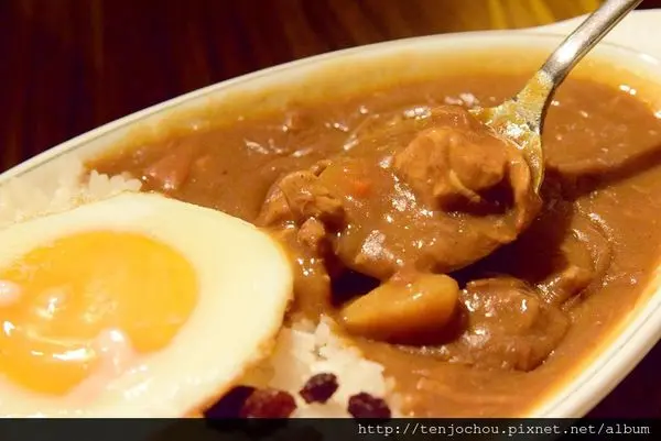 花花，甲飽沒【台北食記】信義安和站 寅樂屋咖哩 巷弄內深夜食堂