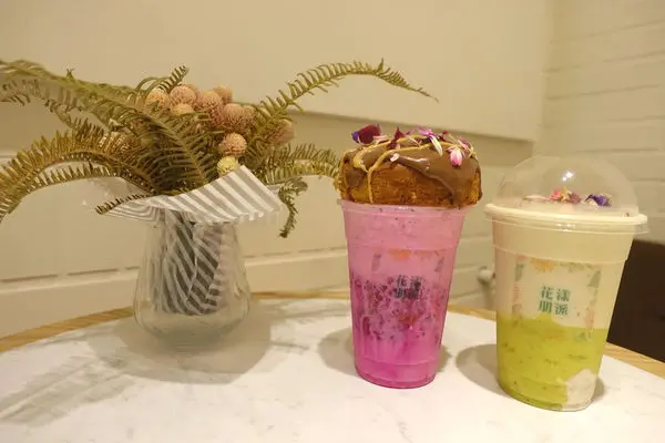 花漾朋派‧永和四號公園有可頌甜甜圈蓋子的花瓣燕麥果汁出沒，打卡詢問度破表!!!