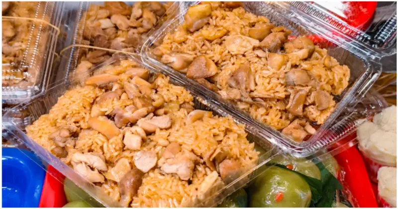 高雄武廟市場美食推薦！雙豪油飯 40年客家媽媽味，手作芋粿、草仔粿、菜頭粿、碗粿也熱賣。