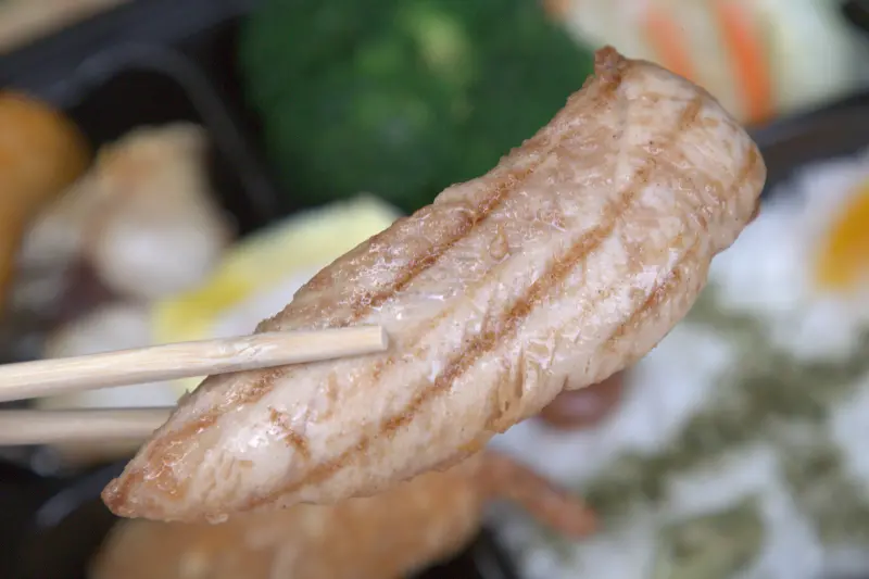 紅蕃茄小資便當中的日式雞柳條特寫，以原塊雞肉直接製成，完全不裹粉，經過日式炸功處理，外皮酥脆，內部軟嫩多汁，品嚐得到最純粹的雞肉鮮甜。