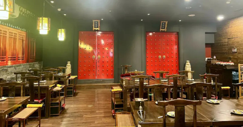 台中宮廷風麻辣火鍋！后來宮廷鍋物免費變古裝體驗超好玩。