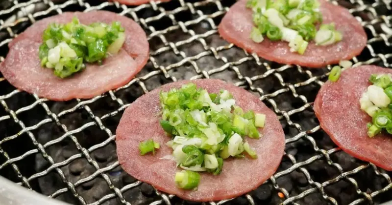 台中燒肉推薦！海線燒肉必訪釿炘燒肉，豐富自助吧與壽星贈蝦優惠。