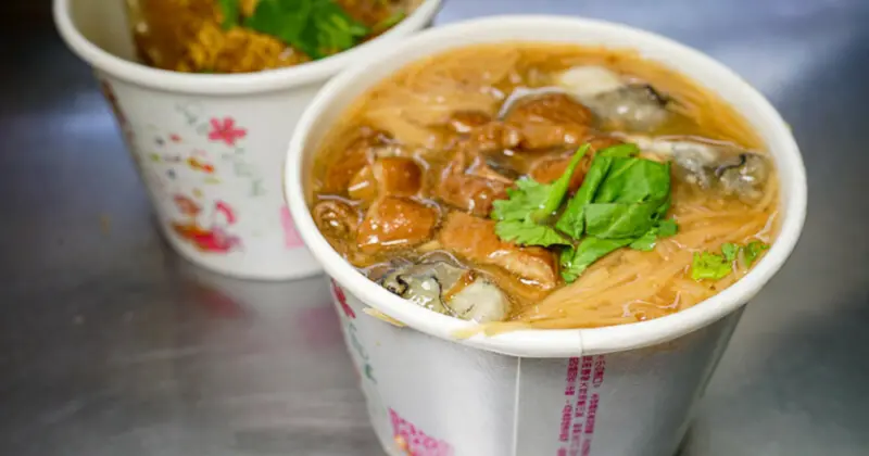 捷運後山埤美食四天王之一！信義區春來蚵仔麵線加辣加蒜，在地人排隊必吃。