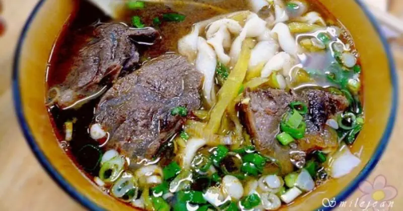 宜蘭最好吃牛肉麵！老眷村川味牛肉麵現做刀削麵，前總統馬英九也來吃過。