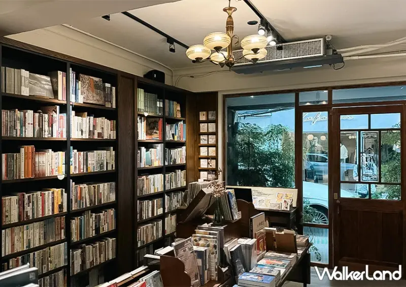 中山站深夜咖啡廳推薦！奎府聚書店 營業到晚上10點，超美復古獨立書店必拍。