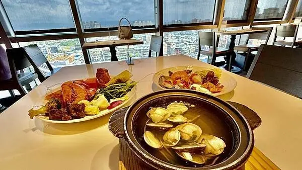 桃園吃到飽高空景觀餐廳【饗食天堂 桃園新光店】吃到飽也要有儀式感/饗食天堂必吃十大美食/香檳啤酒燒烤無限享用/邊吃美食邊欣賞美景還可看火車行駛/桃園CP值高的吃到飽餐廳