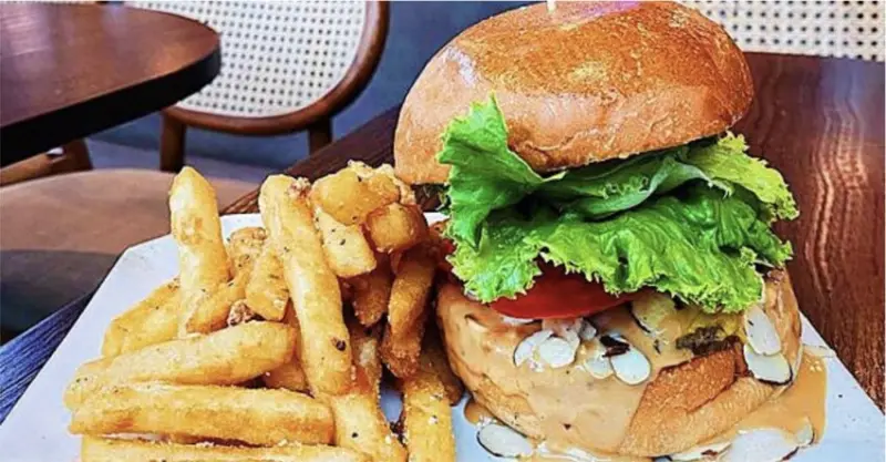 西湖站Takeout Burger 浮誇系美式手打漢堡 ! 多樣化口味選擇，用餐氛圍舒適高CP值~