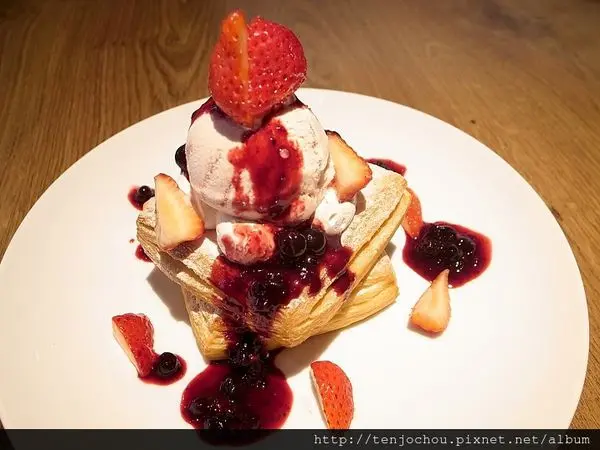 花花，甲飽沒【台北食記】西門町 201 Cafe Restaurant 阿諾推薦千層丹麥塔