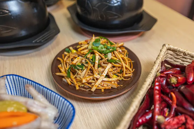 川麵道北平店｜台中正宗四川味罐罐米線，7種特調湯頭獨特泡椒辛香料陶罐燉煮砂鍋，一吃上癮的台中北屯美食推薦