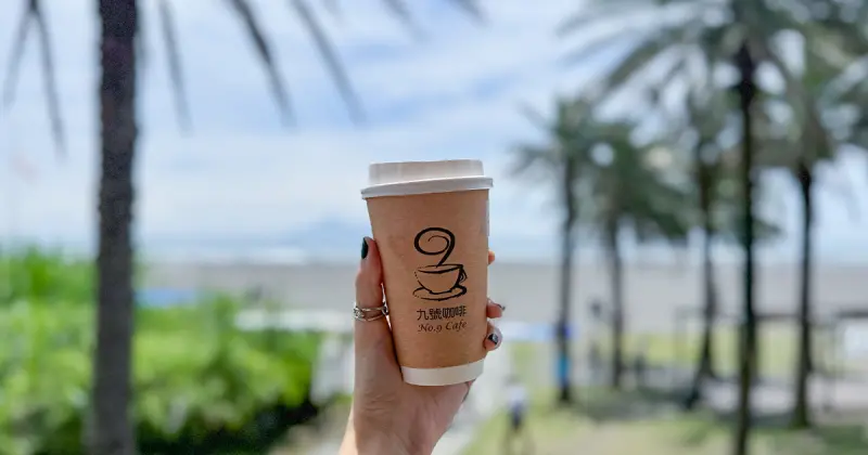 宜蘭海景咖啡廳！頭城美食推薦 九號咖啡外澳館 菜單低消120元，有海有沙灘超讚。