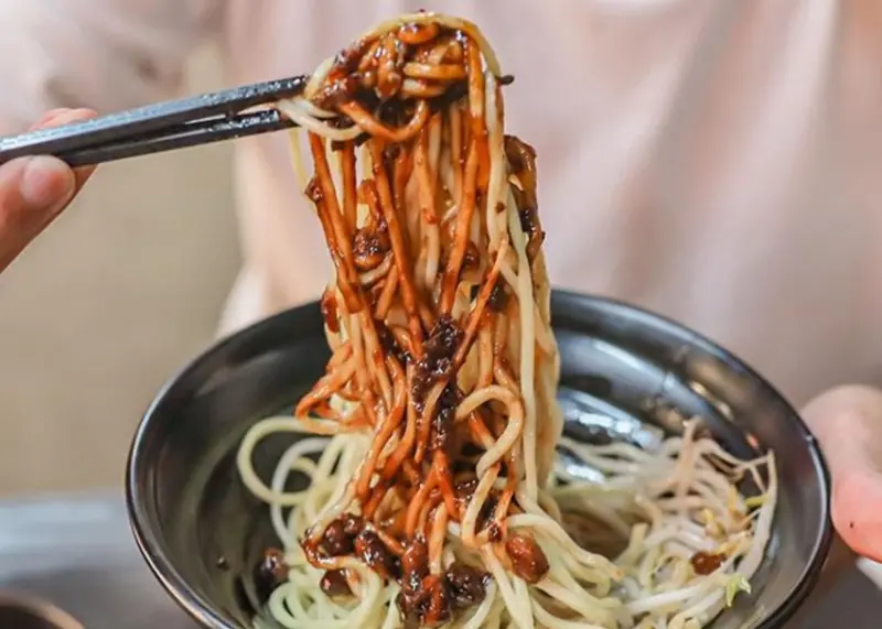 新竹夜貓子最愛！公園黑乾麵東門市場開新店，營業到凌晨2點，經典老味道不能錯過。