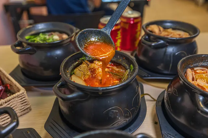 川麵道北平店｜台中正宗四川味罐罐米線，7種特調湯頭獨特泡椒辛香料陶罐燉煮砂鍋，一吃上癮的台中北屯美食推薦