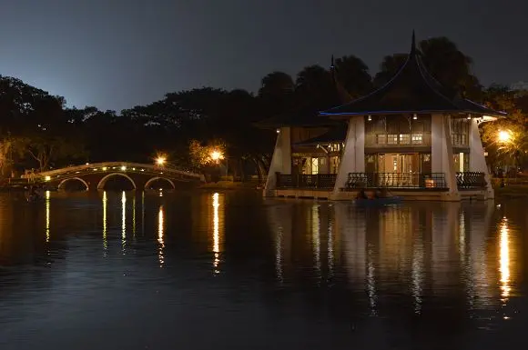 老景點賞浪漫夜景~~台中公園．湖心亭