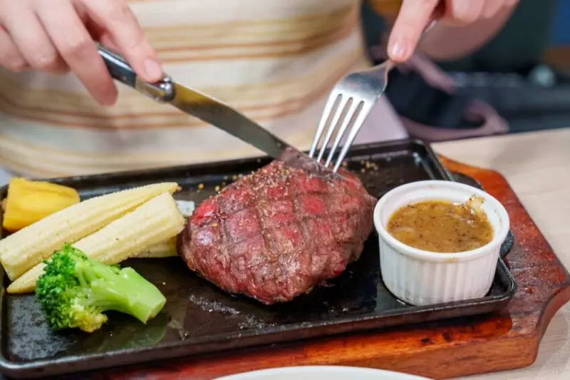 台北美食 瀧厚炙燒熟成牛排｜雙主餐一次滿足！質感平價牛排大份量開箱，肉控絕不能錯過！