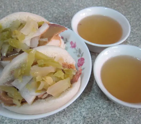 台南小吃(水仙宮食區) 阿松割包 人氣美食~台式漢堡豬舌包!!