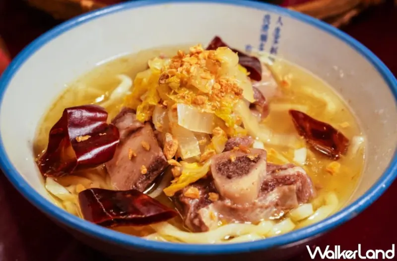 台中人氣茶館推薦！有春茶館復古風格吸睛，招牌麻油雞與青花椒牛麵必吃。