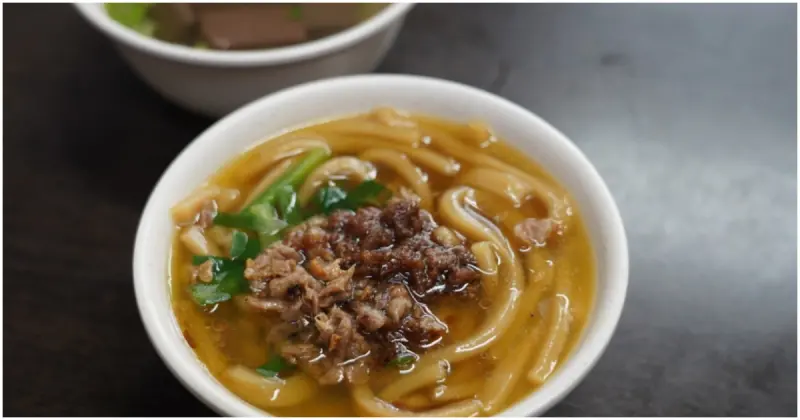 台中早餐推薦！珍品小吃 模範市場老字號早餐店，炒麵、大麵羹、芋頭米粉湯吃起來。