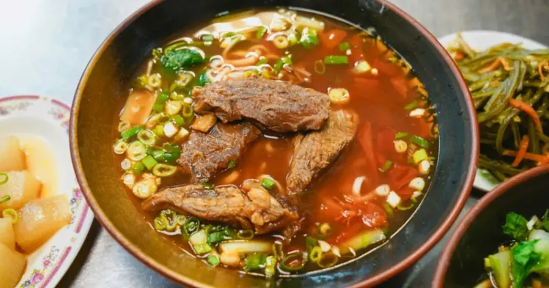 北投牛肉麵！粟家牛肉麵在地人激推，紅燒、番茄口味都必吃。