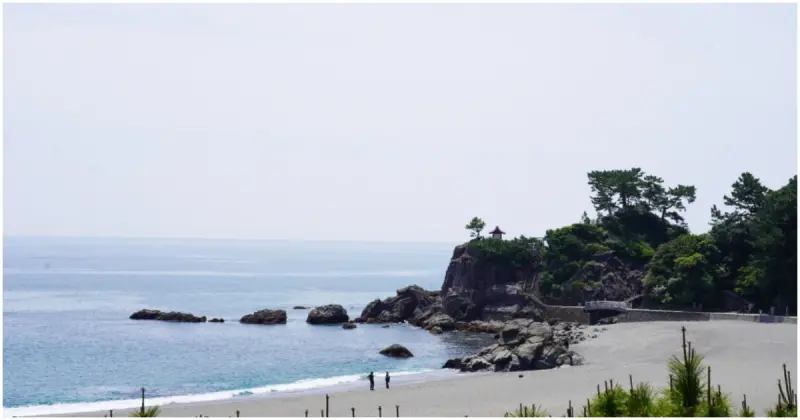 高知景點推薦！桂濱公園 13公尺高的坂本龍馬和療癒海景等你來，還有可愛水族館。