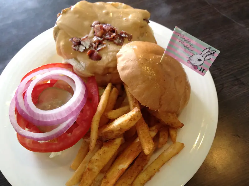 少女愛吃漢堡飽「兔子兔子美式餐廳 東區2店」