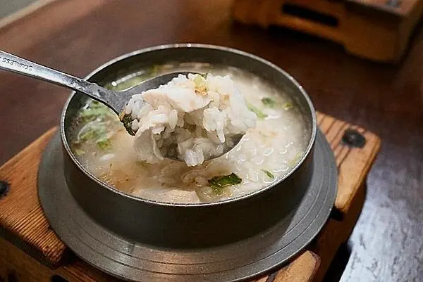 |台北內湖‧小吃| 《四麵八方》台南鍋燒意麵.清爽虱目魚肉粥.酥脆紅糟肉.捷運內湖站