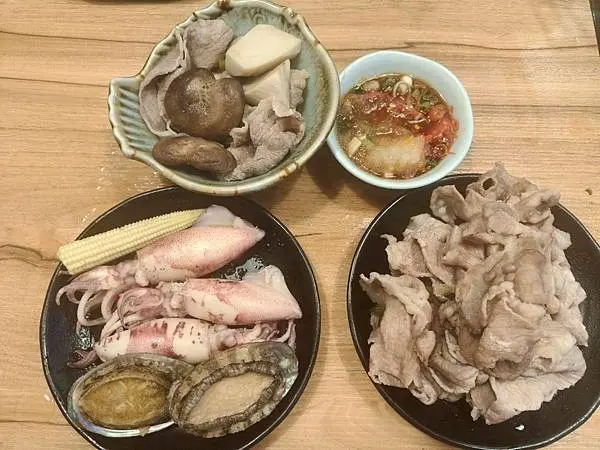 “三重國小捷運站鍋物美食推薦-海牧鍋物”吃飽喝足的海鮮漁夫鍋