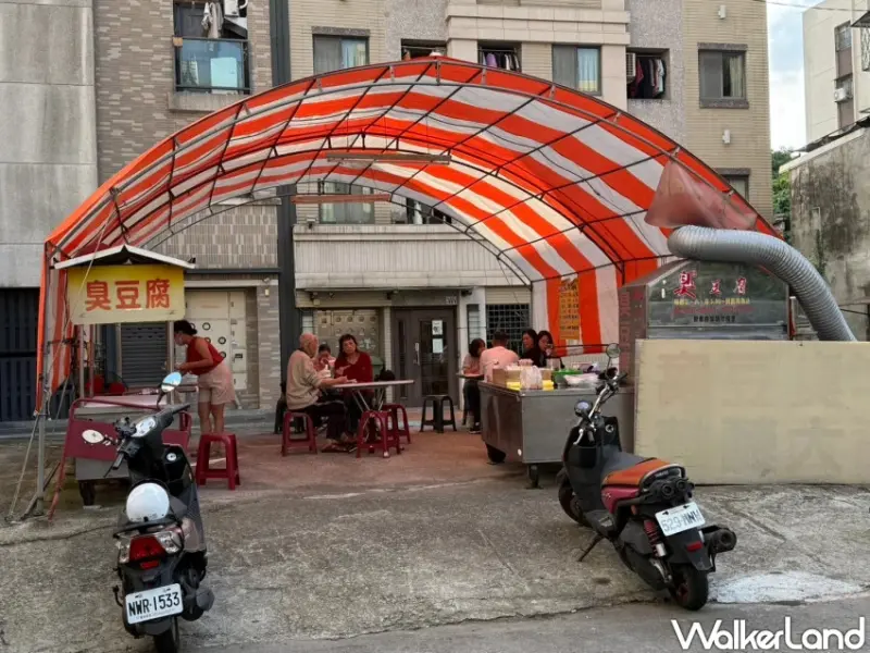 在地人瘋狂的台中臭豆腐！閻記臭豆腐 一週只開3天，60年老字號傳統好滋味。