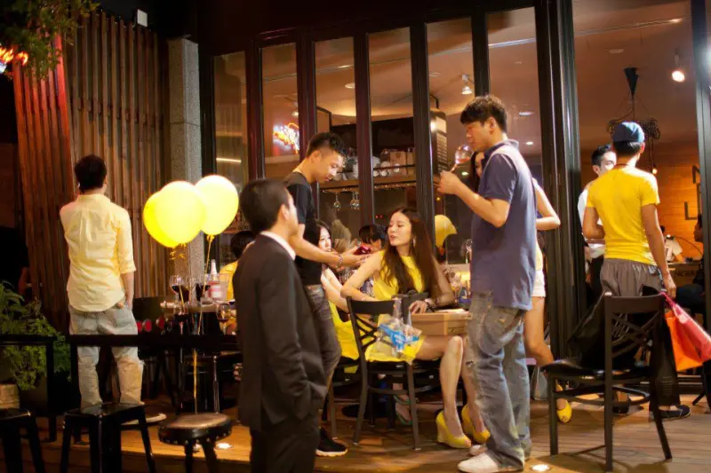 cozy. chic. nice food and beverages!!!