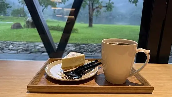 宜蘭最新龍潭湖玻璃茶屋【Herbelle Tea 湖畔茶屋】低消80元就可以坐擁湖景第一排/湖光山色盡收眼底/迷霧森...