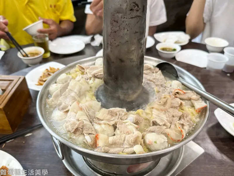 【高雄食記】劉家酸白菜火鍋(創始店) - 藏身在左營軍營內的超熱門酸白菜火鍋，捲餅、手工水餃、紅豆鬆糕必吃