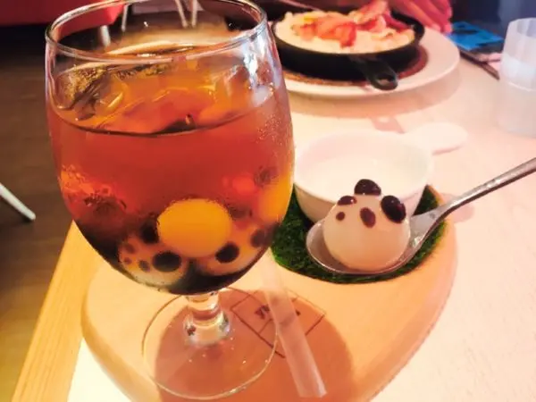 捷運忠孝敦化站 ✿ Yum Yum Deli ✿ 親手DIY 超可愛的熊貓奶蓋紅茶 ! 還有多種平價美式大份量早午餐~