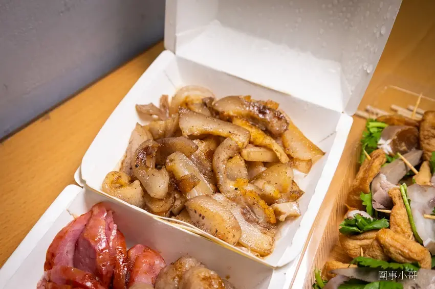 宜蘭傳統小吃推薦-復元行季節限定一串心！口味多樣搭配特製沾醬好吃到停不下來啦，美味的大腸包香腸加蘋果泡菜也讓人口水直流。 @圍事小哥的幸福相框