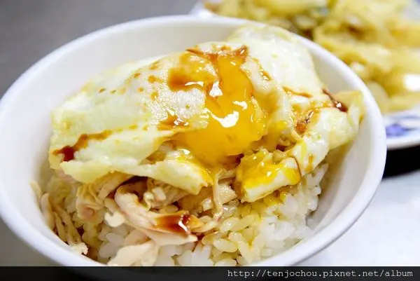 花花，甲飽沒【台北食記】梁記嘉義雞肉飯 小S也愛！號稱台北最好吃雞肉飯！