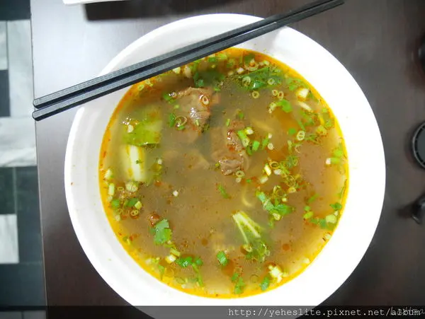 正宗蘭州純手工拉麵 -位於榮譽街上，隱藏齒頰留香秘密湯頭、紮實份量麵條的超好吃紅燒牛肉麵