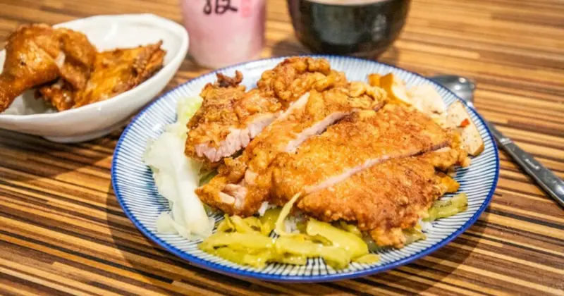 萬華巷弄美食一級排骨古早味炸排骨推薦，厚實酥香超高評價。