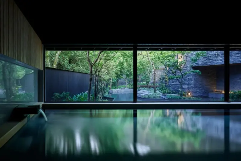 台灣首屆米其林星鑰飯店榜單揭曉「虹夕諾雅 谷關」摘下一星鑰，探索與自然共生的奢華溫泉住宿體驗。