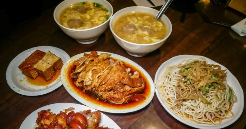 行天宮站美食必吃！金香豬腳涼麵 老饕推薦豬腳專賣店，皮Q肉嫩膠質豐富。