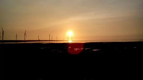 【台中清水．高美濕地】台中最美的溼地 ☆夏日戲水 四季觀夕陽 假日親子出遊好去處        
      