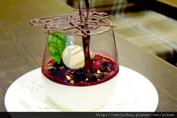 花花，甲飽沒【台北食記】魚缸珈琲 100元吃到宛如藝術品般的夢幻甜點 不限時咖啡店推薦