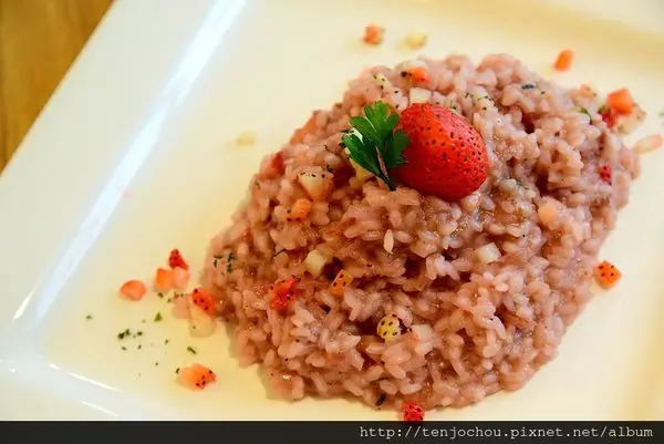 花花，甲飽沒【台北食記】東區-Destino女孩兒必嚐!超夢幻草莓燉飯