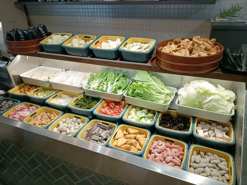 西門町平價火鍋推薦！辛野火鍋最低359元平價火鍋，無限吃蔬菜飲料冰淇淋。