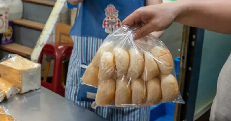 高雄鹽埕市場人氣三郎麵包廠！高雄麵包界小傳奇，讓人排隊也甘願。